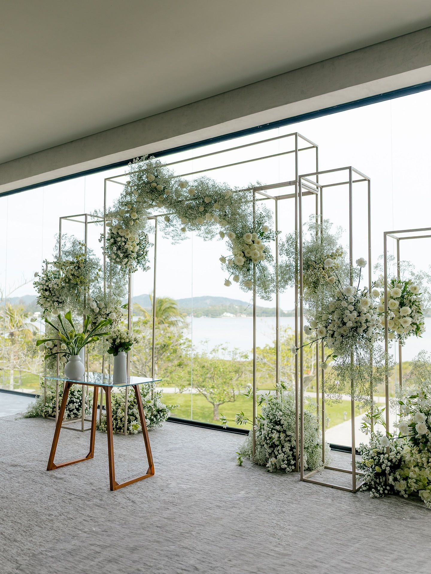 Cerimônia montada no salão do Panorama, com arco de flores e a lagoa ao fundo